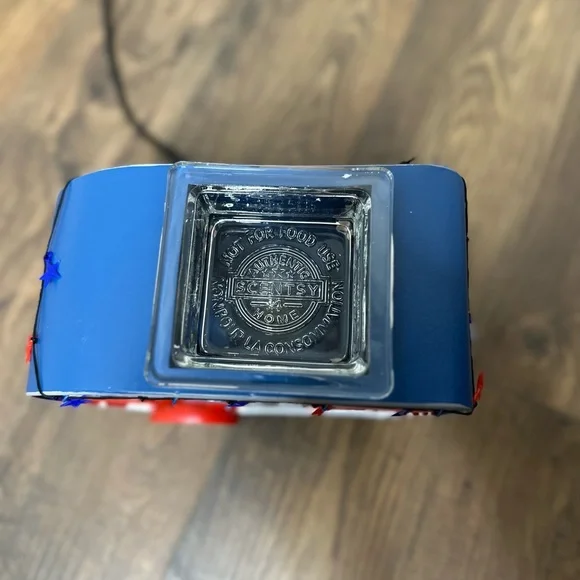 Land of Liberty Scentsy Warmer - Picture 5 of 10